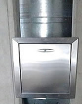 Puerta de ducto de basura en edificios